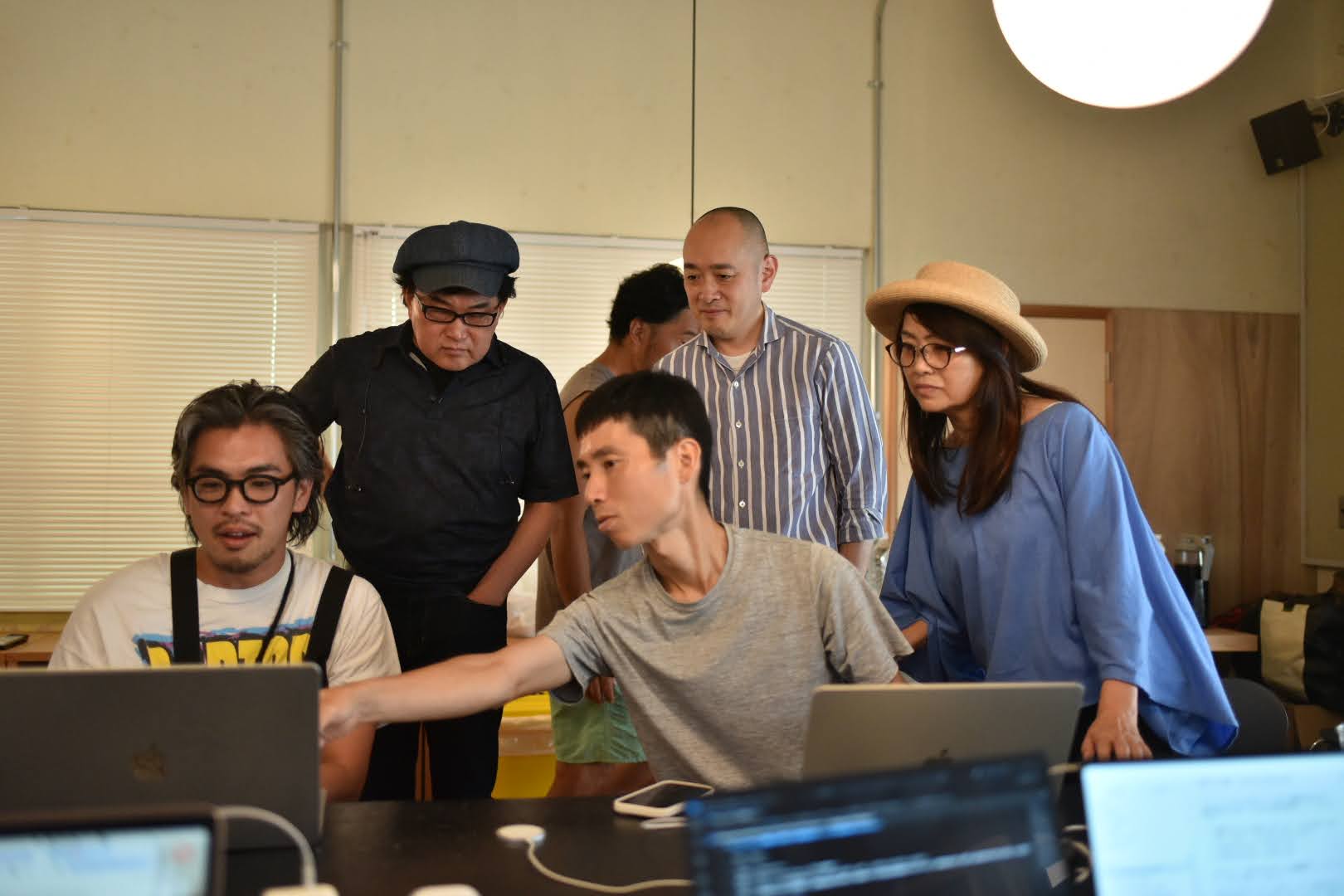 ひとりの画面をみんなで囲む様子