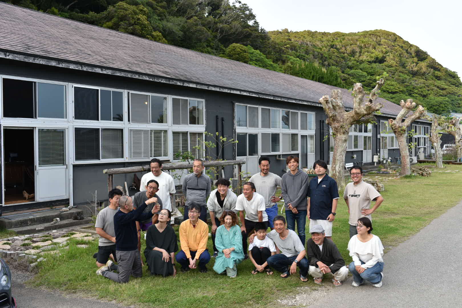 南房総の廃校をリノベした校舎の前に集まった第1期の参加者たち